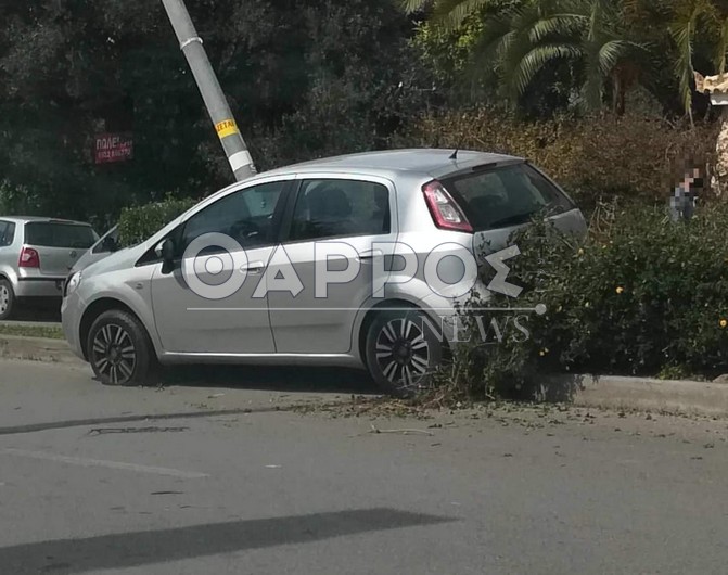 Αυτοκίνητο «καρφώθηκε» σε κολώνα φωτισμού στη Β. Γεωργίου