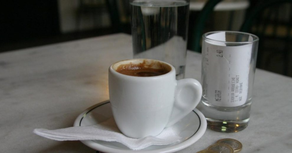 Μεσσηνία: Πρόστιμα και λουκέτα σε δυο καφενεία που σέρβιραν πελάτες