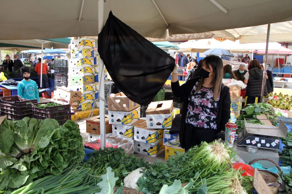 Διαμαρτυρία των παραγωγών  πωλητών στη Λαϊκή Αγορά Καλαμάτας με μαύρες σημαίες στους πάγκους