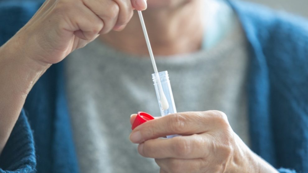 Έφτασαν στην Ελλάδα τα διπλά self test που ανιχνεύουν κορωνοϊό και γρίπη