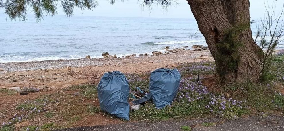 740lt σκουπίδια «σάρωσαν»  3 εθελοντές στην παραλία του Καλού Νερού