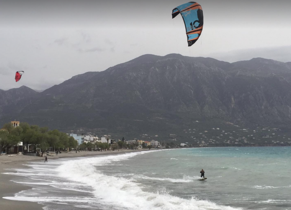 Εντυπωσιακές εικόνες στην παραλία της Καλαμάτας (βίντεο & φωτογραφίες)