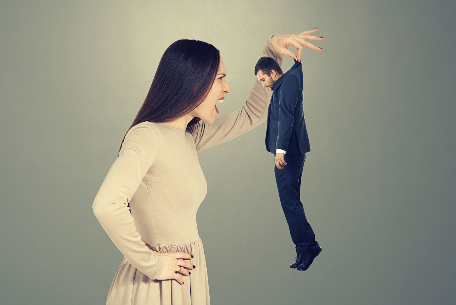 Креативные идеи для бизнеса. Удержать клиента. Девушка с амулетом. Нож за спиной. Руки обнимают.