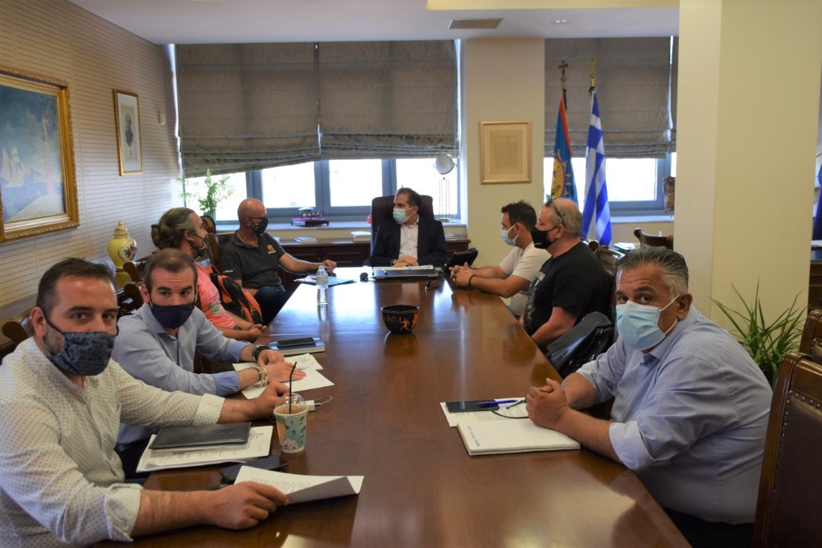 Οι εκπρόσωποι καταστημάτων της οδού Αμφείας