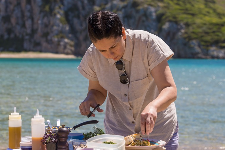 Αδαμαντία Κωνσταντοπούλου: Η σεφ που αφήνει για λίγο την κουζίνα και μαγειρεύει σε μαγευτικά σημεία της Μεσσηνίας