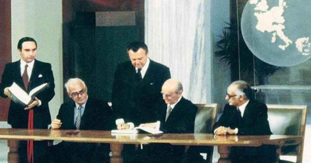 Πριν 42 χρόνια η υπογραφή της Συνθήκης  Προσχώρησης της Ελλάδας στην ΕΟΚ