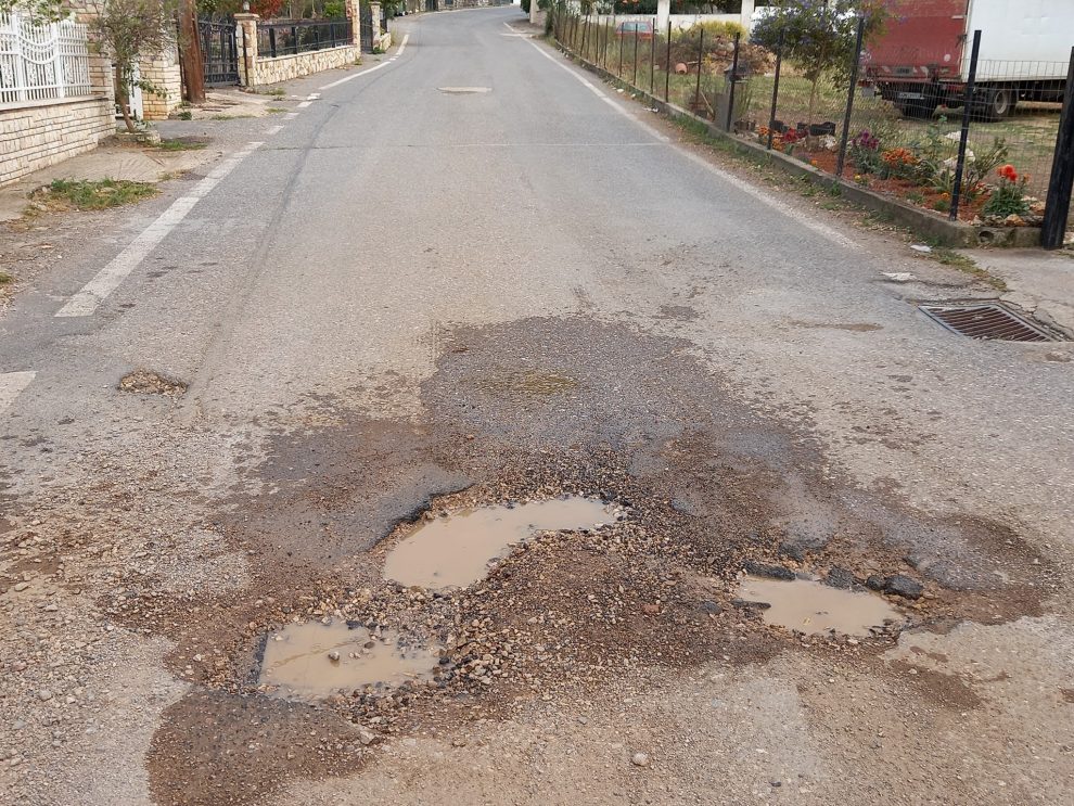 Κυπαρισσία: Τρεις μήνες σπασμένο το δίκτυο ύδρευσης, «σπάνε» και οχήματα στις λακκούβες…