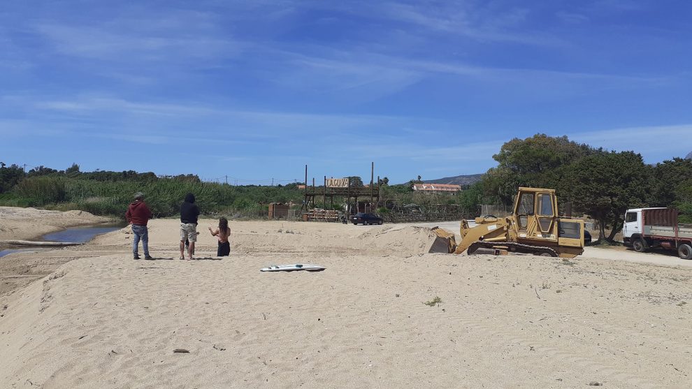 Επεμβάσεις από μπουλντόζα  με ερπύστριες πάλι στην παραλία Λαγκουβάρδου