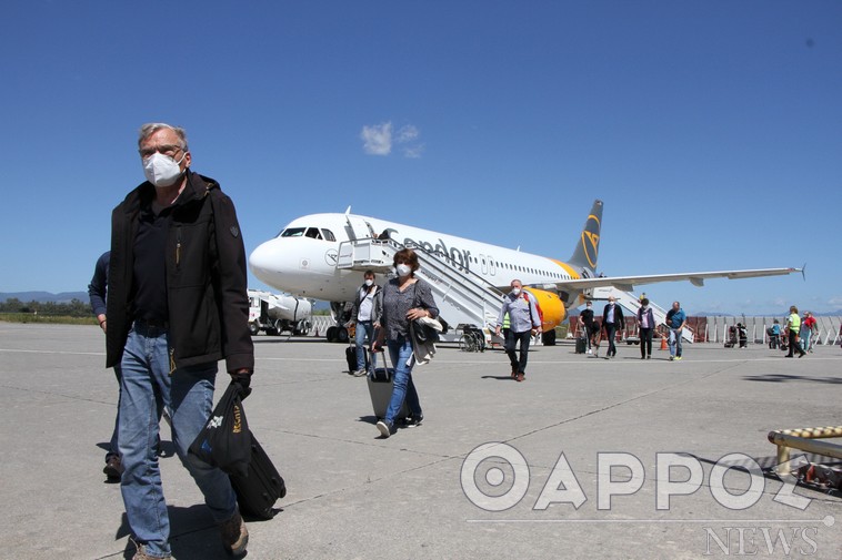 Έφτασαν οι πρώτοι τουρίστες στο αεροδρόμιο της Καλαμάτας