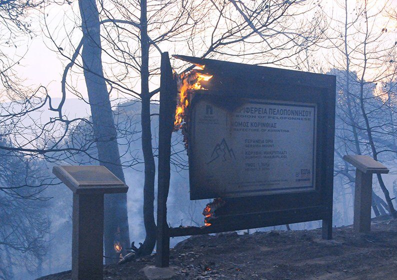 Σε εξέλιξη η πυρκαγιά στον Σχίνο Λουτρακίου – Εκκενώθηκαν οικισμοί, ζημιές σε σπιτιά