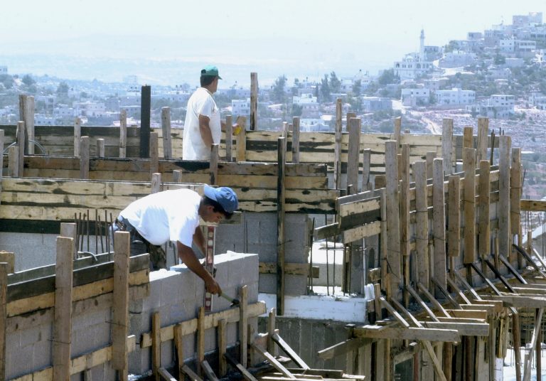 Στις “πρωταθλήτριες” σε οικοδομικές άδειες η Πελοπόννησος