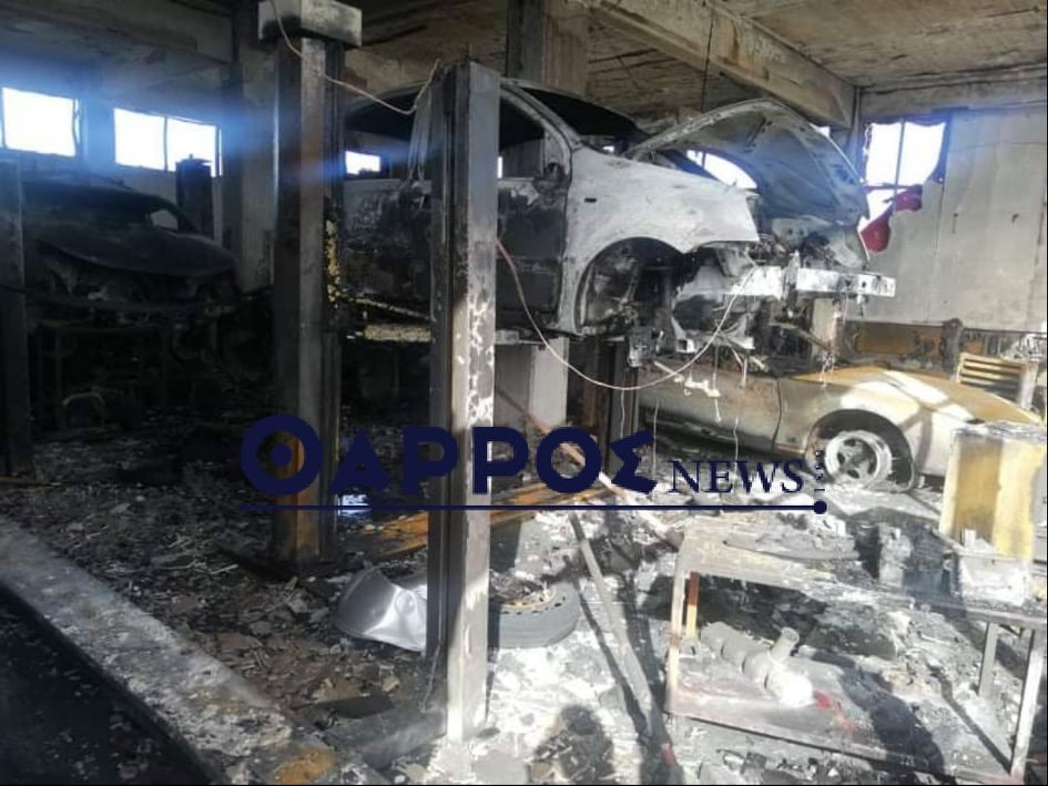 Καλαμάτα: Συνεργείο αυτοκινήτων καταστράφηκε ολοσχερώς από φωτιά τα ξημερώματα (φωτογραφίες)