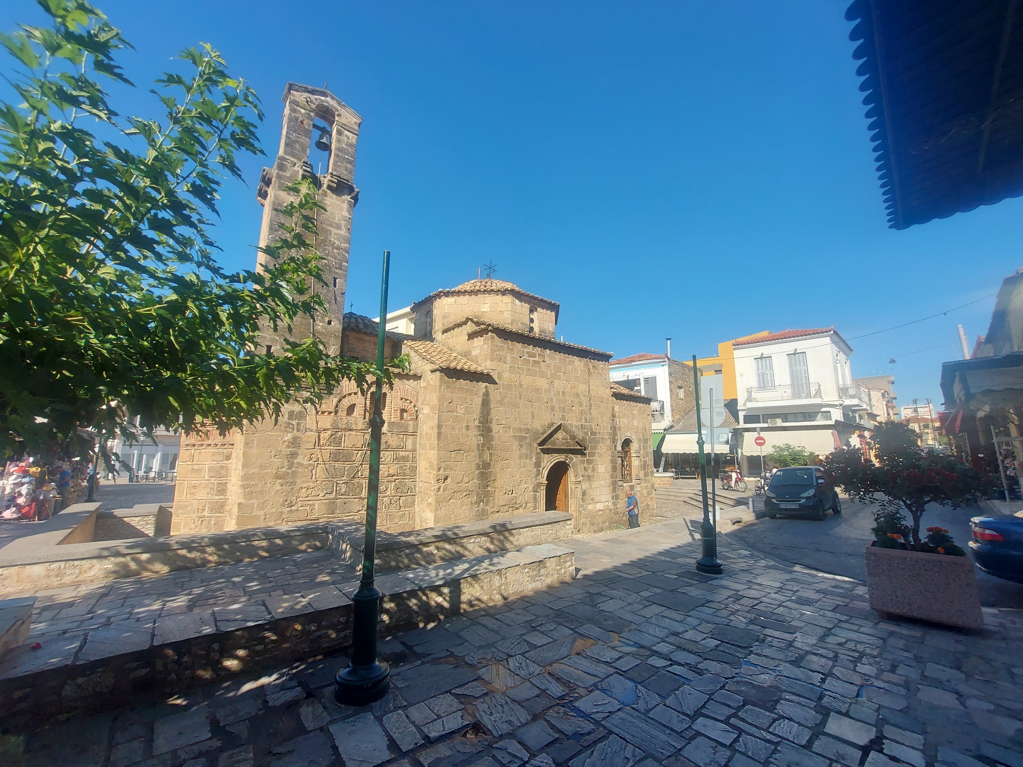 22 μέρες «παλεύουν» να αντικαταστήσουν τους στύλους φωτισμού στο Ιστορικό Κέντρο