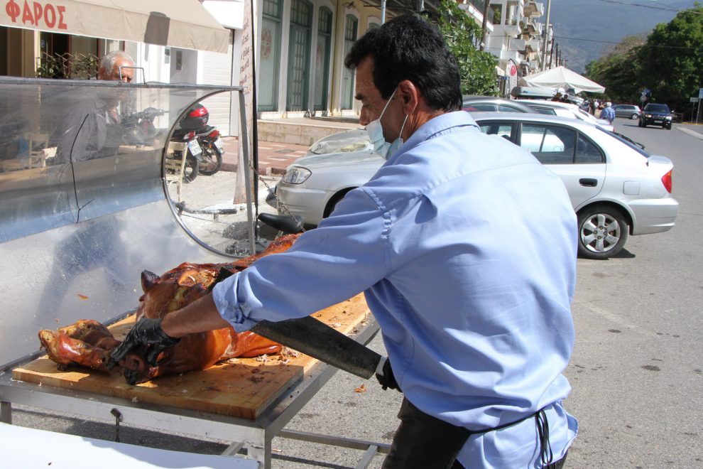 Οι Καλαματιανοί τίμησαν σήμερα τη γουρνοπούλα