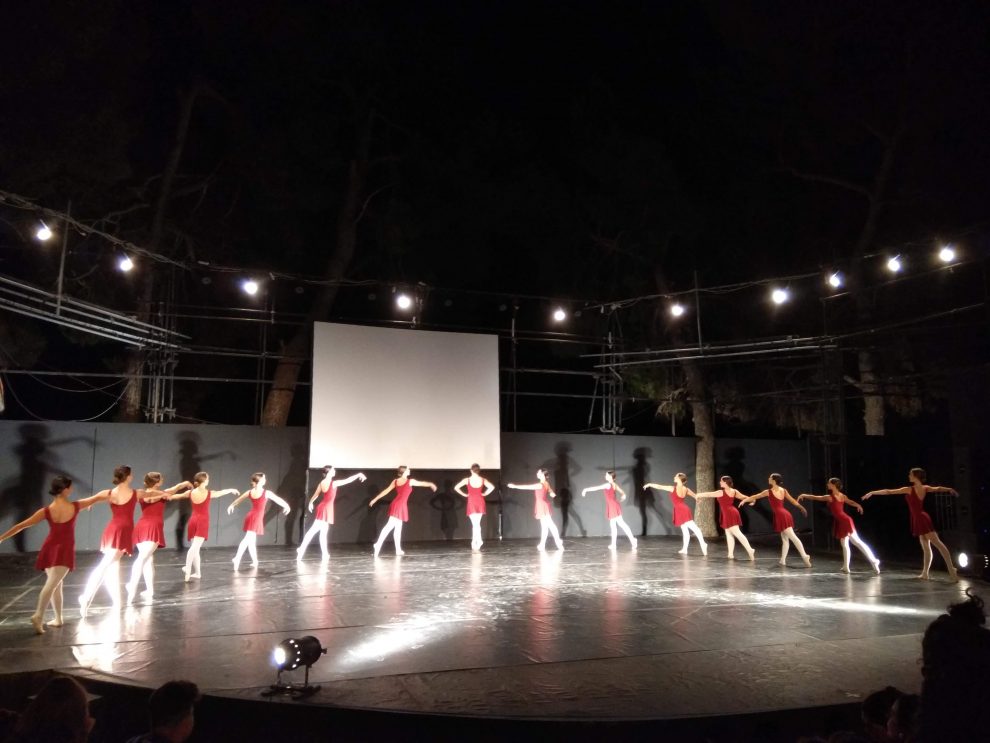 Δημοτική Σχολή Χορού Καλαμάτας:  «Ελευθερία» και μαθήτριες καταχειροκροτήθηκαν
