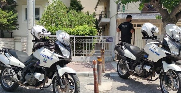 Γυναικοκτονία στη Δάφνη: Σε διαθεσιμότητα οι δύο αστυνομικοί που αγνόησαν τις κλήσεις περιοίκων