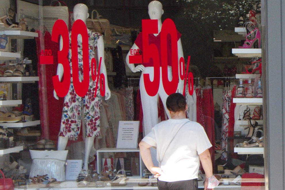 Αιφνιδίασε τους εμπόρους της Καλαμάτας η πρώιμη έναρξη των θερινών εκπτώσεων