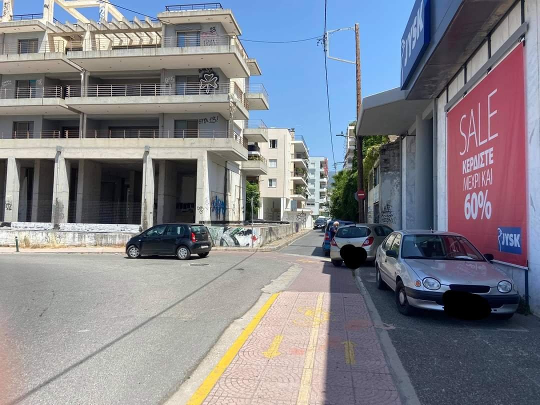 Και στο πεζοδρόμιο  και στον ποδηλατόδρομο