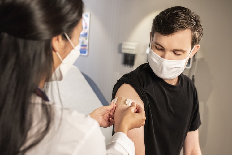 Κορωνοϊός: Ξεκινά ο εθελοντικός εμβολιασμός των εφήβων 15-17 ετών