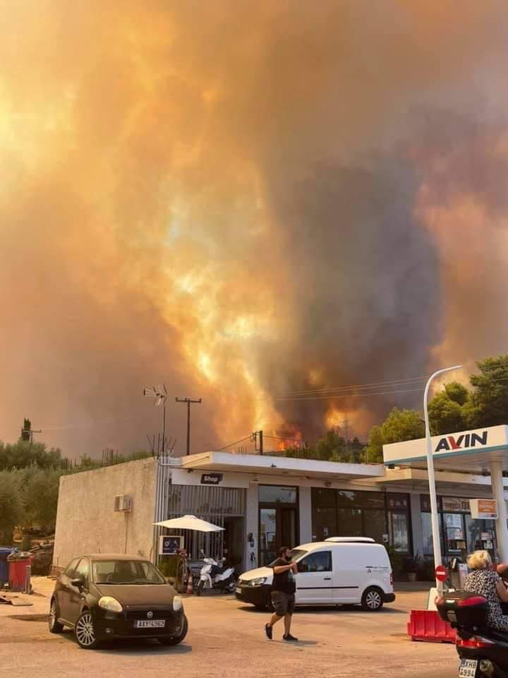 Μαίνεται η φωτιά στην Αχαΐα: Κάηκαν σπίτια, εκκενώθηκαν οικισμοί