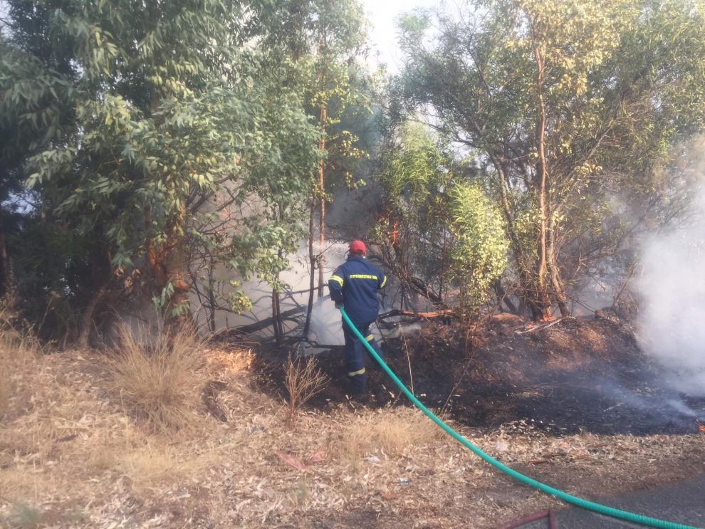 Ανεξέλεγκτη κατάσταση στο Βασιλίτσι – Κατοικίες παραδόθηκαν στις φλόγες