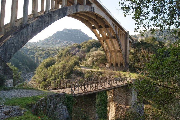 Καρύταινα: Αναστηλώνεται το ιστορικό γεφύρι που απεικονιζόταν στο πεντοχίλιαρο