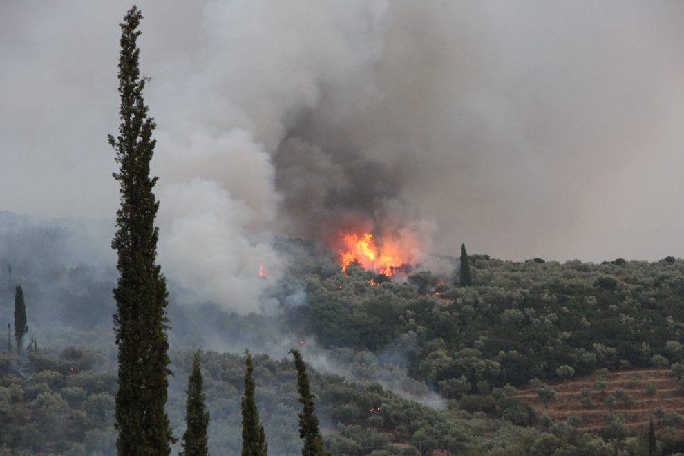 Σε εξέλιξη τα τρία πύρινα μέτωπα της Μεσσηνίας