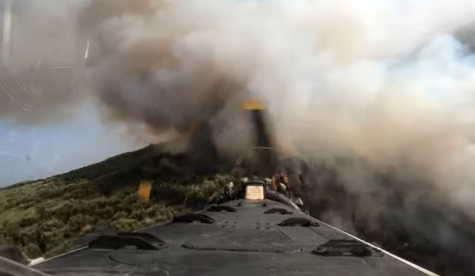 Οι εικόνες που αντικρίζει ένας πιλότος PZL πάνω από μια πυρκαγιά