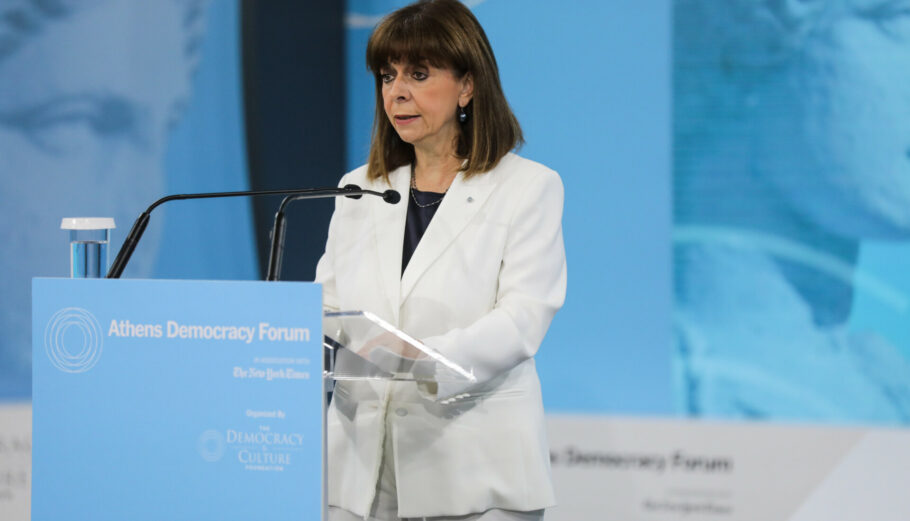 Athens Democracy Forum – ΠτΔ: Η δημοκρατία μας πρέπει να ανανεωθεί για να αντιμετωπίσει τις μελλοντικές προκλήσεις