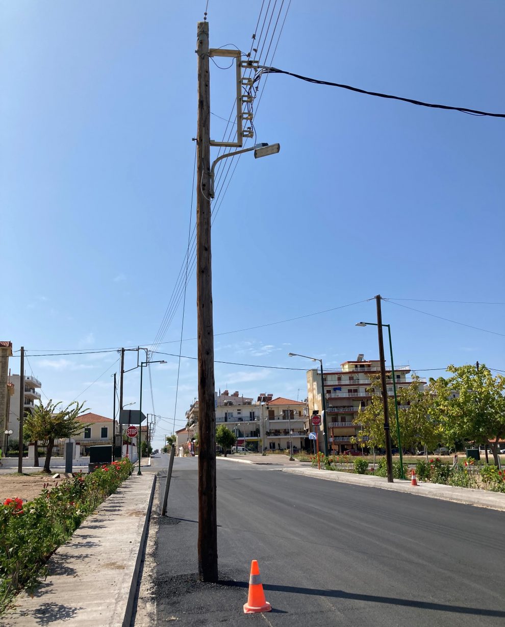 Κυπαρισσία, Σεπτέμβριος 2021, καινούργια πίσσα και η κολώνα μες στο δρόμο…