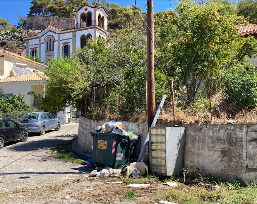 «70 χρόνια τέτοιο σκουπιδαριό  στη γειτονιά δεν είχαμε ποτέ»…