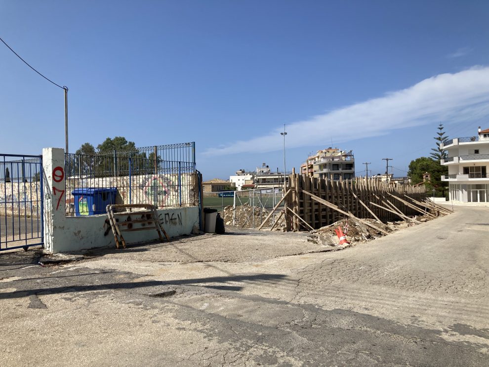 Έξι μήνες από το γκρέμισμα, καλούπωμα μάντρας του Δημοτικού Σταδίου Κυπαρισσίας