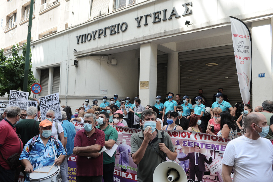 Υποχρεωτικός εμβολιασμός: Δοκιμασία για το ΕΣΥ το κύμα αναστολής χιλιάδων υγειονομικών