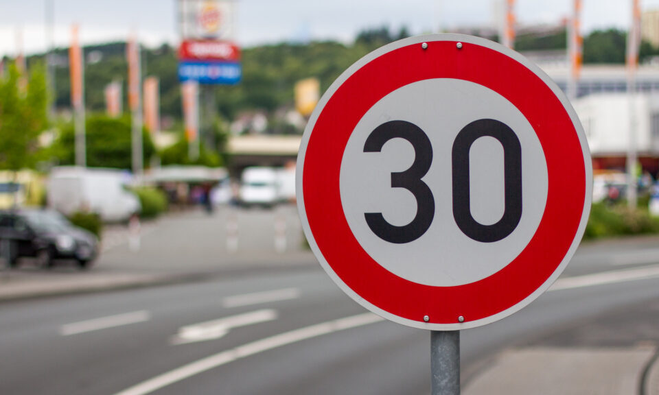 Όριο ταχύτητας 30 χλμ./ώρα  και μηδενική ανοχή στο αλκοόλ εισηγείται η Ευρωπαϊκή Ένωση