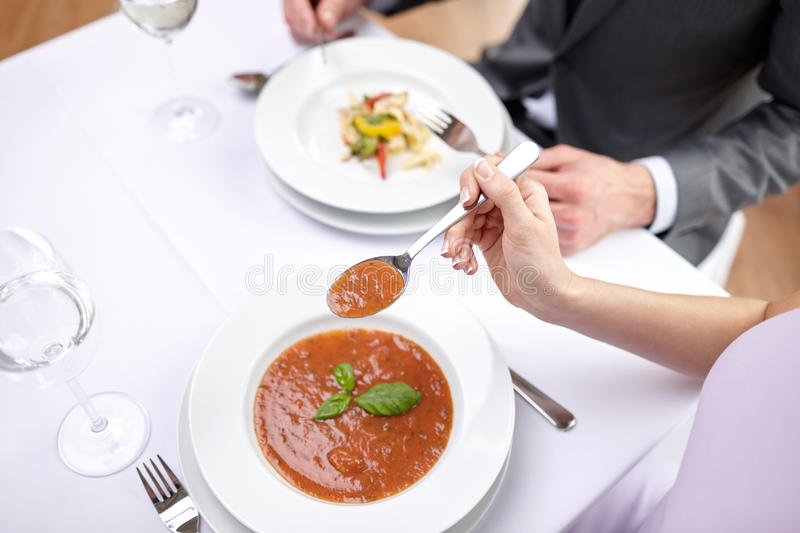 «O γάμος είναι όπως στο εστιατόριο: μόλις σε σερβίρουν κοιτάς τα πιάτα των άλλων»