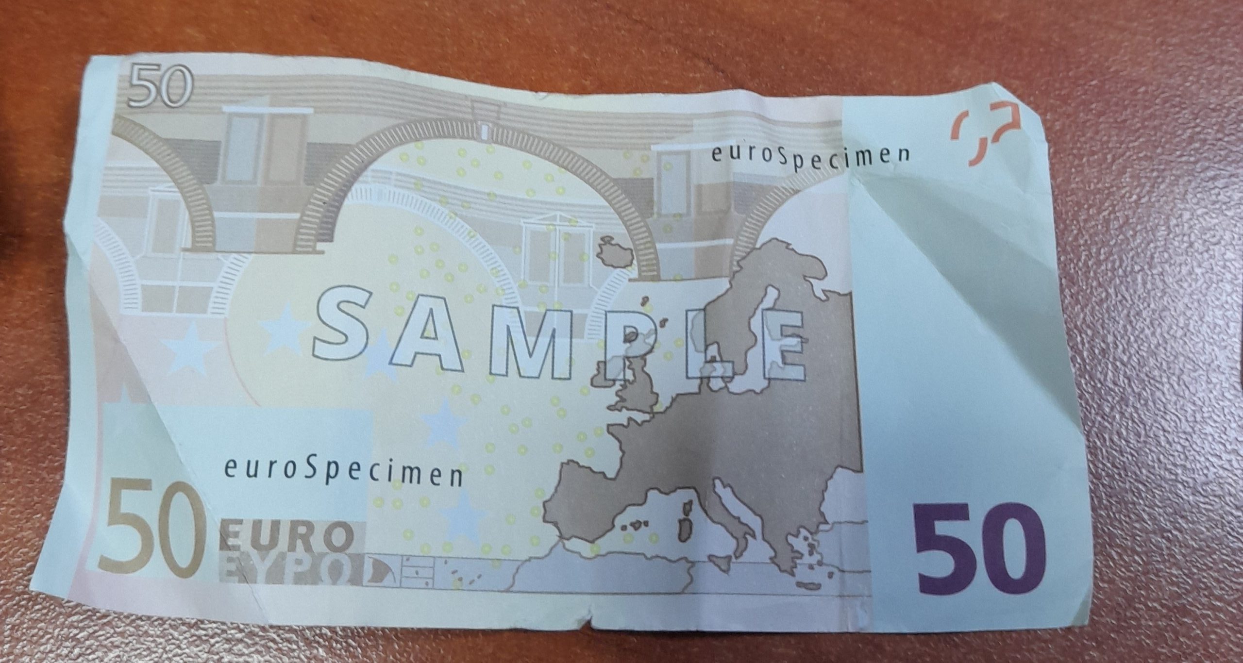 Πήγαν να πληρώσουν με πλαστά χαρτονομίσματα που είχαν την ένδειξη «sample»