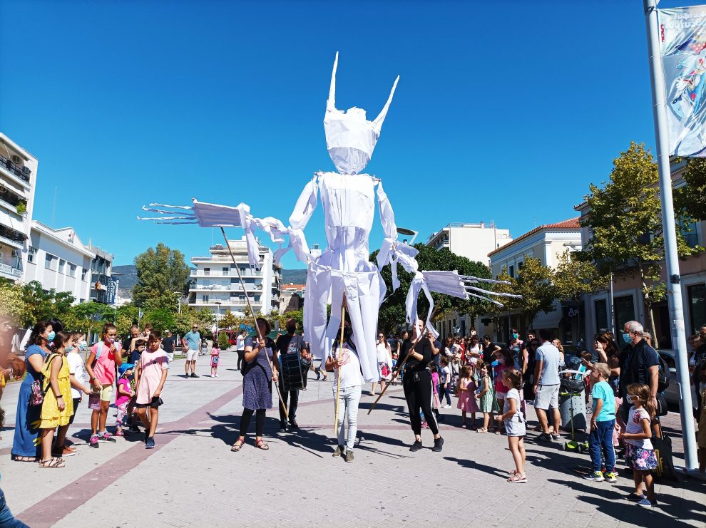 5ο Φεστιβάλ Κουκλοθέατρου Καλαμάτας: Εντυπωσίασαν οι κούκλες- γίγαντες στην κεντρική πλατεία