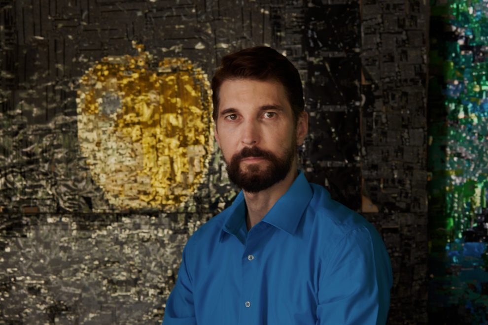 Νίκος Φλώρος, ο διεθνούς φήμης γλύπτης φτιάχνει εντυπωσιακά κοστούμια με αλουμίνιο