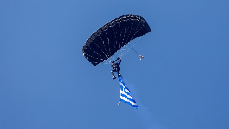 Η εντυπωσιακή πτώση των αλεξιπτωτιστών και η παράδοση της ελληνικής σημαίας