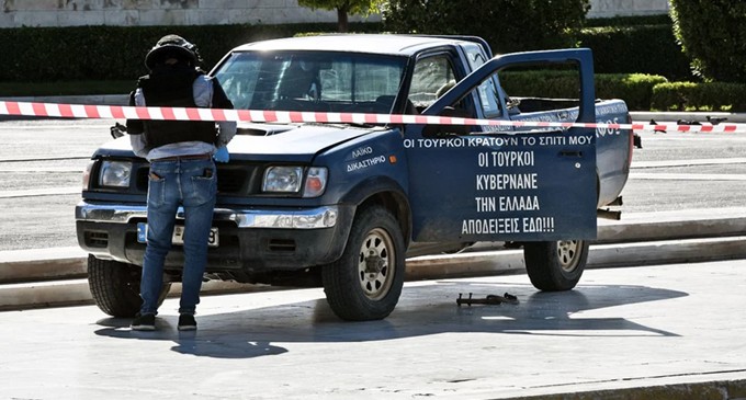 Για νοσηλεία με εισαγγελική  εντολή ο 58χρονος Μεσσήνιος που ανέβηκε στον Άγνωστο Στρατιώτη