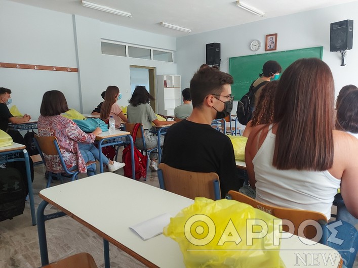 Καλαμάτα: Επικίνδυνο όχημα  περιεργάζεται μαθητές