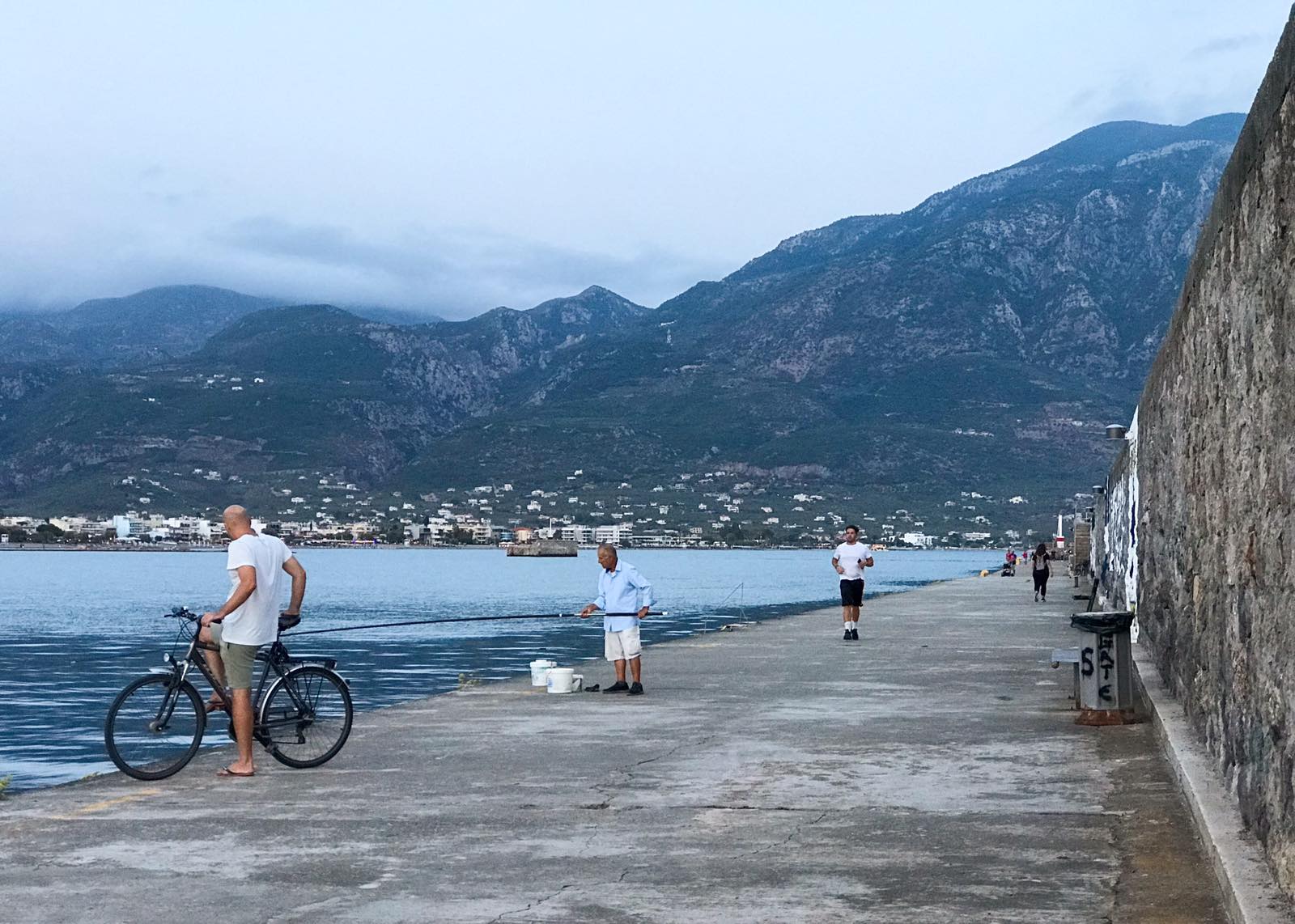 «Χιλιόμετρο»: Αντί να αντικαταστήσουν τις καμένες λάμπες, αποφάσισαν να καταργήσουν και τις μισές