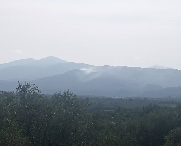 Αλιμάκι: Τοξικό νέφος και δυσοσμία από τα σκουπίδια που καίγονται