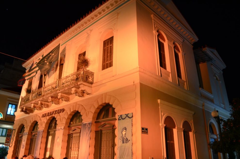 «Ντύθηκε» στα πορτοκαλί το Ιστορικό Δημαρχείο Καλαμάτας