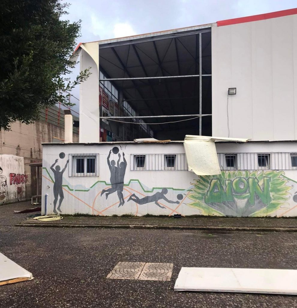Αθλητικό Κέντρο Κυπαρισσίας: «Ξηλώθηκε» τμήμα πλαϊνού τοιχίου,  προσωρινή κάλυψη με νάιλον