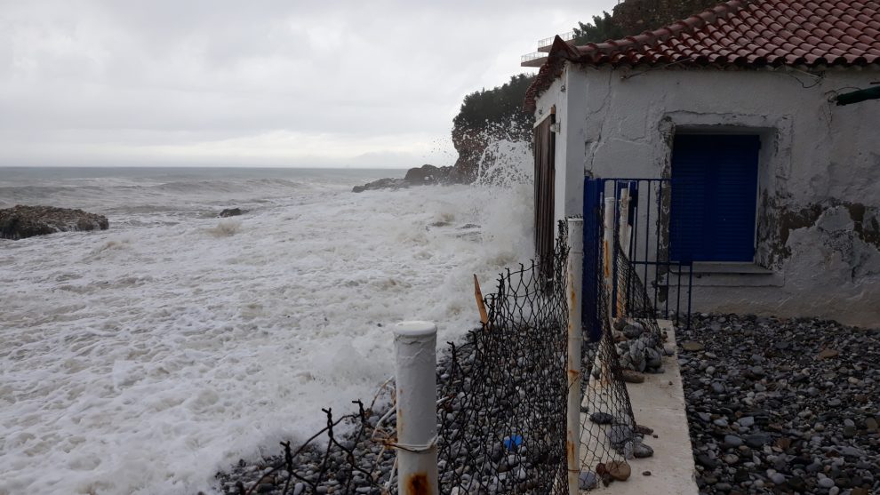 Παλιόχωρα: Η θάλασσα… βγήκε στη στεριά