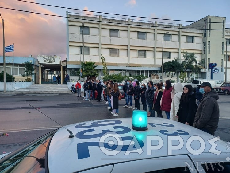 Σπουδαστές του ΟΑΕΔ απέκλεισαν το δρόμο και ζητούν μέτρα