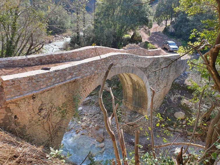 Νέδα: Επείγουσες στερεωτικές και αναστηλωτικές εργασίες στο πέτρινο γεφύρι