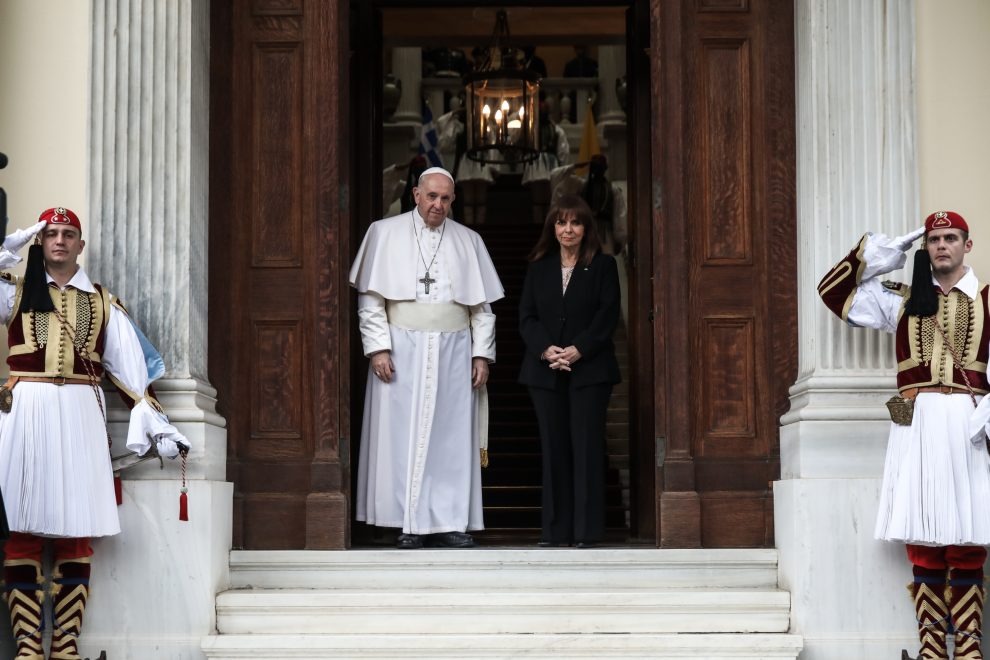 Προεδρικό Μέγαρο: Κατέφθασε στην Ελλάδα για τριήμερες επισκέψεις ο Πάπας Φραγκίσκος