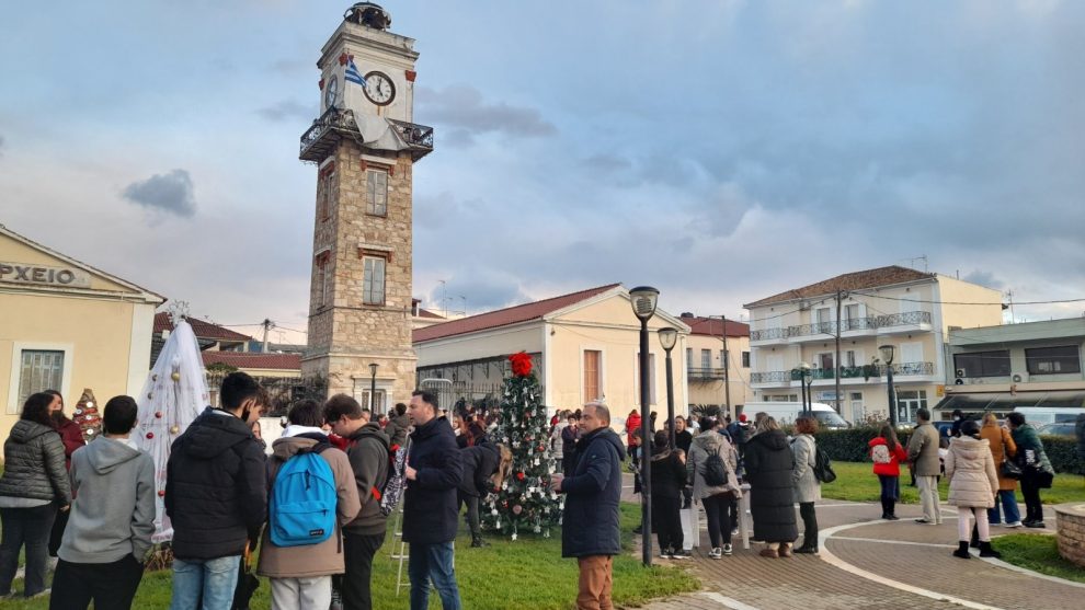 Φιλιατρά: Εορταστικός τόνος με τα χριστουγεννιάτικα δέντρα σχολείων